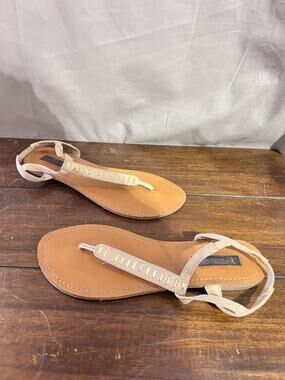 Material Girl women's thong sandals Size 9 TG2012